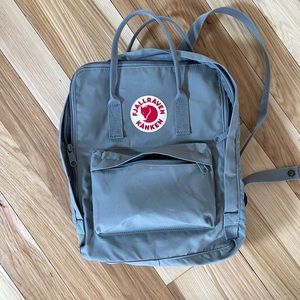 Fjallraven Kanken classic backpack for everyday - fog
